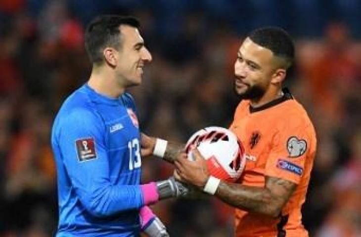 Potret kiper Gibraltar, Bradley Banda usai gagalkan penalti Memphis Depay. (JOHN THYS / AFP)