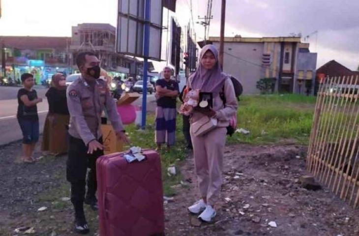 Atlet peraih medali emas di ajang PON XX Papua asal Ciamis, Dheya Nazhira N pulang naik angkutan umum, Selasa (12/10/2021) sore. (ist/harapanrakyat.com)