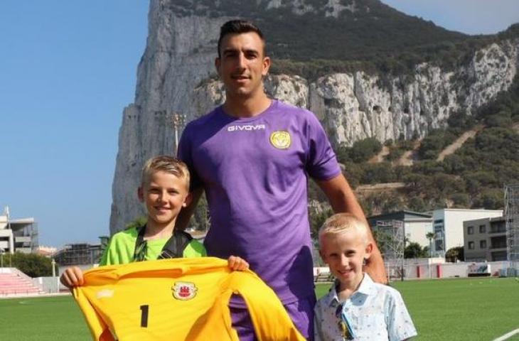 Kiper Timnas Gibraltar, Bradley Banda. (Twitter/@McLarenCollectr)