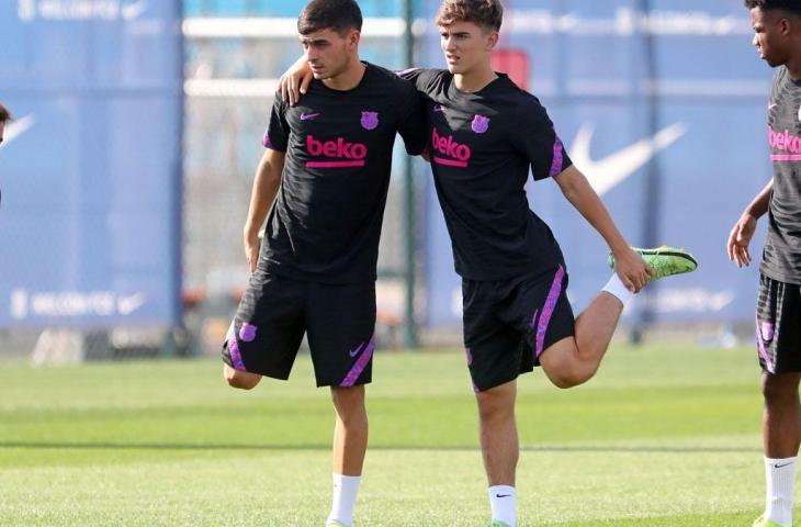 Pedri dan Gavi saat mengikuti sesi latihan Barcelona. (Twitter/@sport)