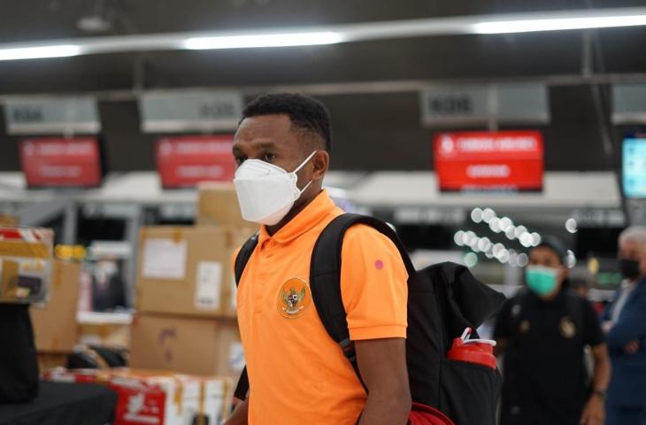 Winger Timnas Indonesia, Ramai Rumakiek, di Bandara Tajikistan. (Dok. PSSI)