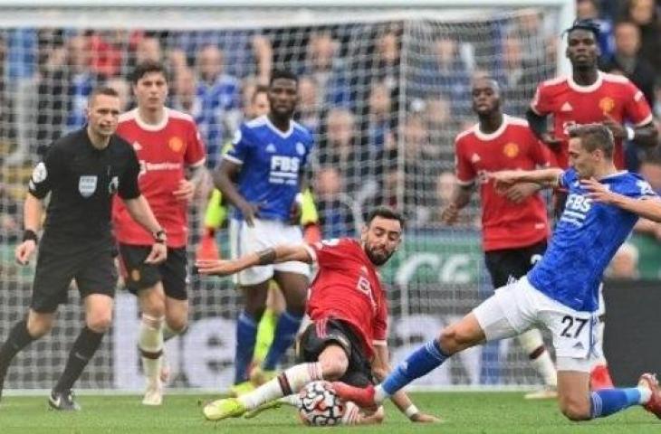 Pemain Manchester United Bruno Fernandes berebut bola dengan pemain Leicester City dalam pertandingan Liga Premier yang digelar di King Power Stadium, Sabtu (16/10/2021). [AFP]