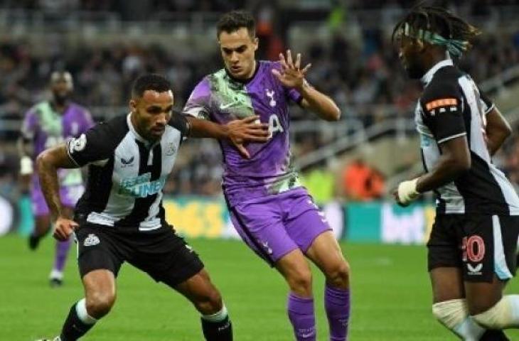 Pemain Tottenham Sergio Reguilon (tengah) berebut bola dengan pemain Newcastle dalam pertandingan Liga Premier di St. James Park, Minggu (17/10/2021). [AFP]