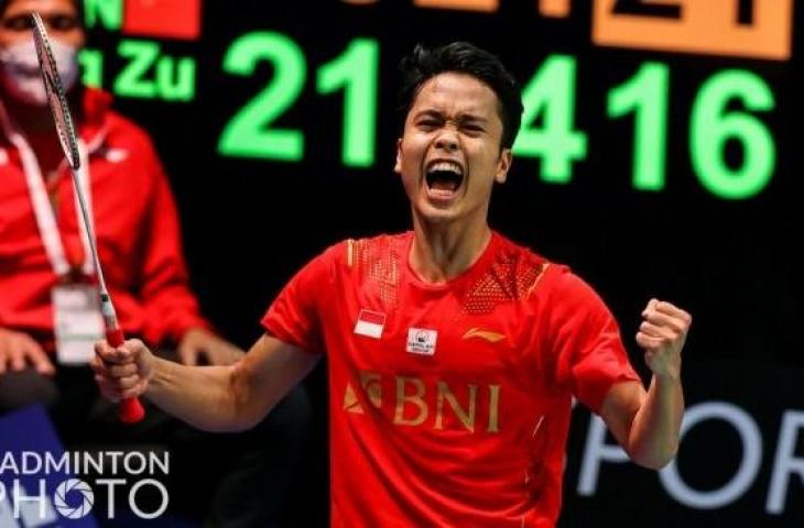 Tunggal putra Indonesia Anthony Sinisuka Ginting merayakan kemenangannya atas wakil China Lu Guang Zu pada pertandingan final Thomas Cup 2020 di Ceres Arena, Aarhus, Denmark. (BWF/Badminton Photo/Yohan Nonotte)