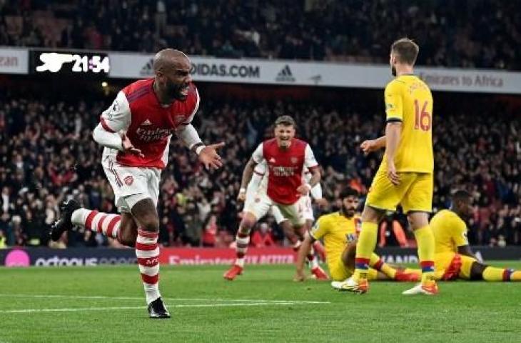 Penyerang Arsenal, Alexandre Lacazette meluapkan kegembiraannya usai mencetak gol larut ke gawang Crystal Palace dalam laga lanjutan Liga Inggris. [GLYN KIRK / AFP]