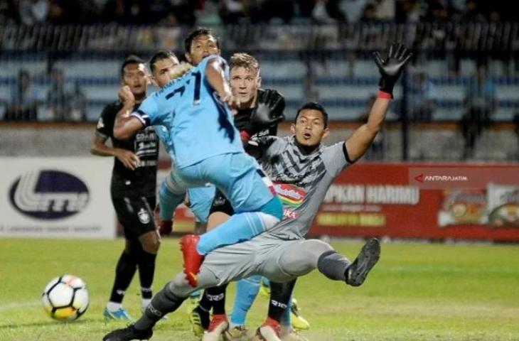 Penjaga gawang PSIS Solo, Joko Ribowo saat melawan pemain Persela Lamongan di Liga 1. (Antara/M Risyal Hidayat)