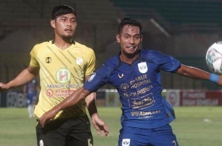 Pesepak bola PSIS Semarang Andreasado (kanan) berebut bola dengan pesepak bola PS Barito Putera Dandi Maulana (kiri) saat laga Liga 1 putaran kedua di Stadion Sultan Agung Bantul, Yogyakarta, Rabu (20/10/2021). ANTARA FOTO/Andreas Fitri Atmoko/aww.