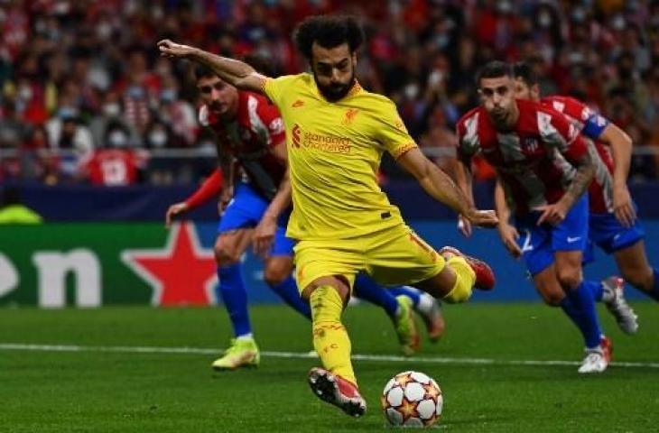 Penyerang Liverpool, Mohamed Salah saat cetak gol ke gawang Atletico Madrid. (GABRIEL BOUYS / AFP)