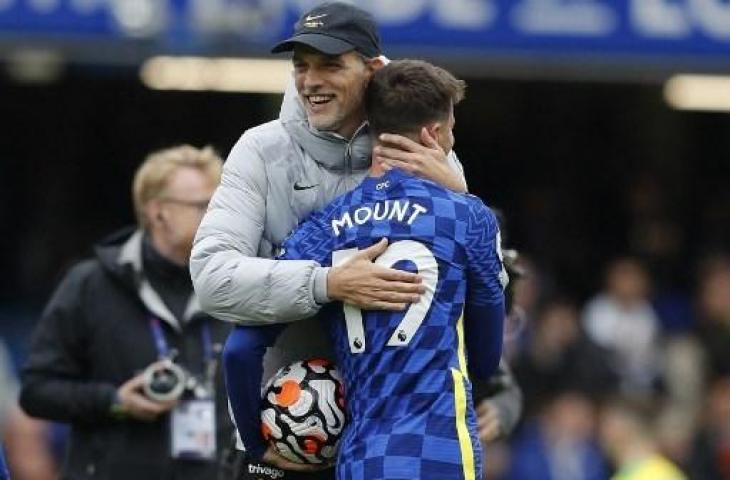 Mason Mount mendapat pelukan Thomas Tuchel usai cetah hattrick saat Chelsea bantai Norwich City 7-0 pada lanjutan Liga Inggris. (AFP)