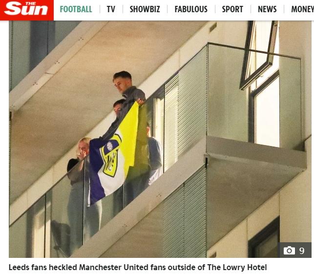 Fan Leeds United mencemooh para pemain Manchester United jelang laga melawan Liverpool. (The Sun)