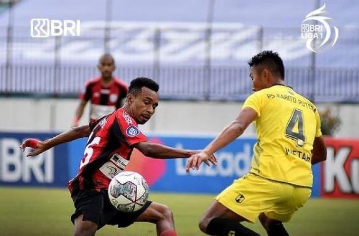 Aksi penyerang Persipura Jayapura, Todd Rivaldo Ferre saat menghadapi Barito Putera di Liga 1 2021. (Instagram/liga1match)