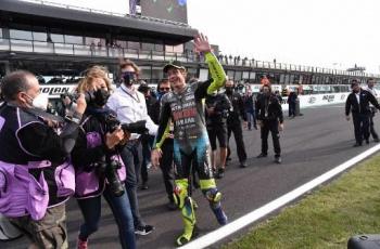 Perpisahan Haru Valentino Rossi, Lempar Helm Bergambar Hati ke Fans