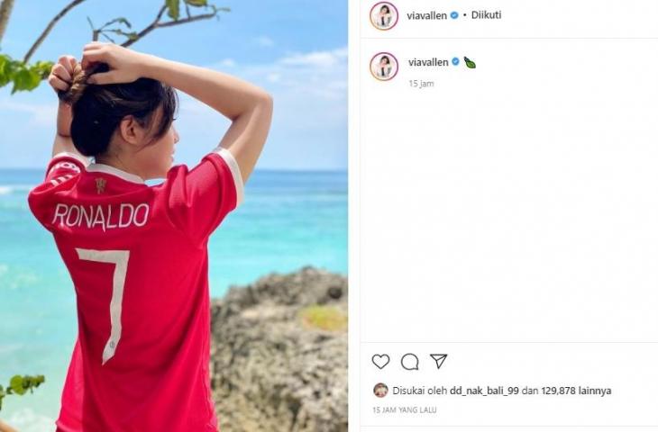 Via Vallen pakai jersey Cristiano Ronaldo. (Instagram/@viavallen)