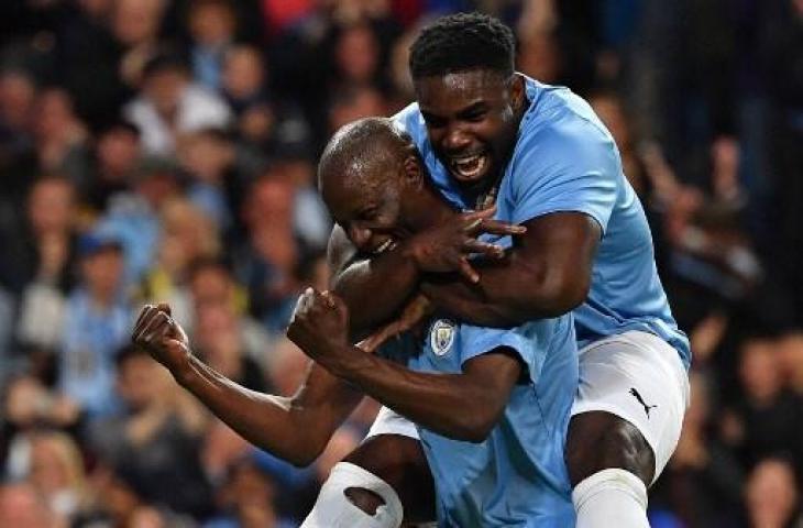 Benjani dan Micah Richards. (Paul Ellis/AFP)