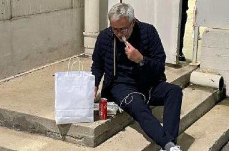 Jose Mourinho makan di luar stadion. (Instagram/@josemourinho)