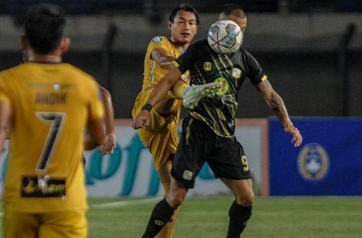 Bek tengah Bhayangkara FC, Hansamu Yama Pranata (tengah). [ANTARA FOTO/Raisan Al Farisi]