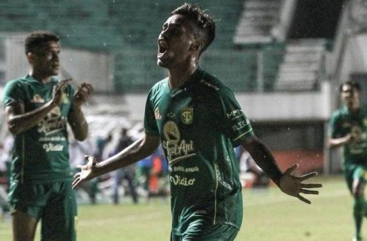 Pemain Persebaya Surabaya, Muhammad Alwi Slamat (tengah) melakukan selebrasi usai mencetak gol ke gawang Persiraja Banda Aceh. [ANTARA FOTO/Hendra Nurdiyansyah]