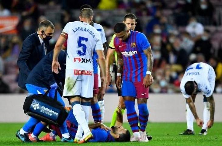 Sergio Aguero mengalami sesak napas saat Barcelona ditahan imbang Alaves 1-1. (PAU BARRENA / AFP)