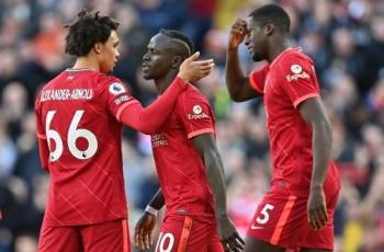 Viral Potret Mane dan Konate di Masjid Liverpool, Netizen Soroti Cara Duduk