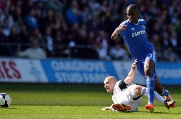 Potret aksi Ramires saat masih berseragam Chelsea. (PAUL ELLIS / AFP)