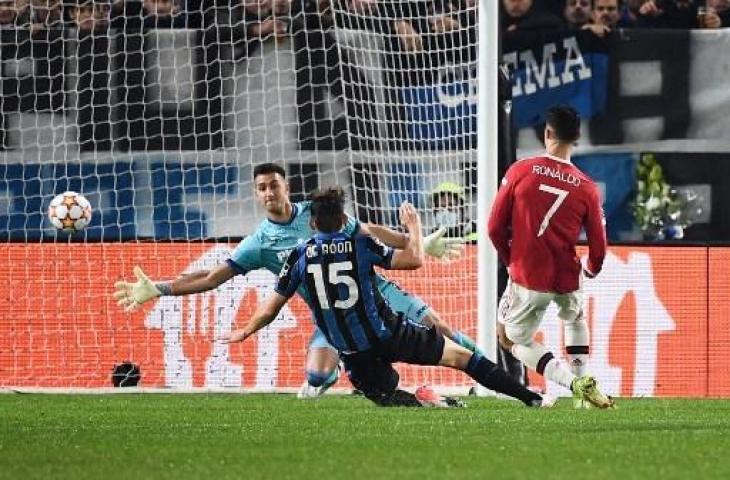 Aksi Cristiano Ronaldo saat Manchester United tahan imbang Atalanta 2-2 di Liga Champions. (MARCO BERTORELLO / AFP)