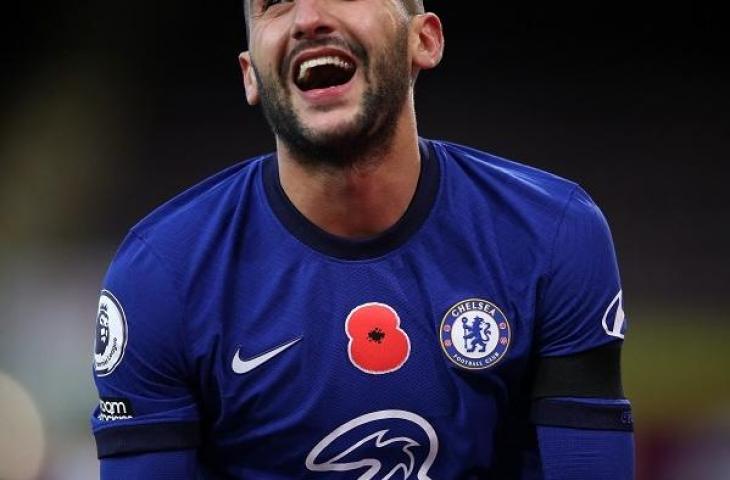 Lambang Bunga Poppy di jersey pemain pemain Chelsea, Hakim Ziyech. (AFP/Alex Pantling)