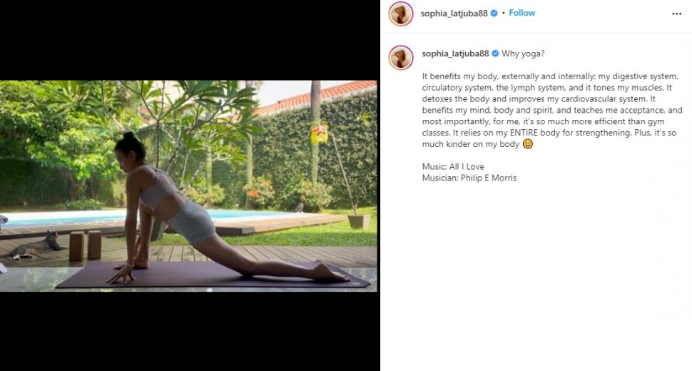 Sophia Latjuba saat olahraga yoga. (Instagram/sophia_latjuba88)