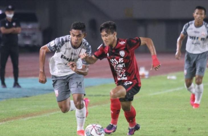 Winger Persis Solo, Miftahul Hamdi berduel melawan bek AHHA PS Pati, M Iqbal Al Ghuzat di Stadion Manahan, Rabu (3/11/2021). [Suara.com/Ronald Seger Prabowo]