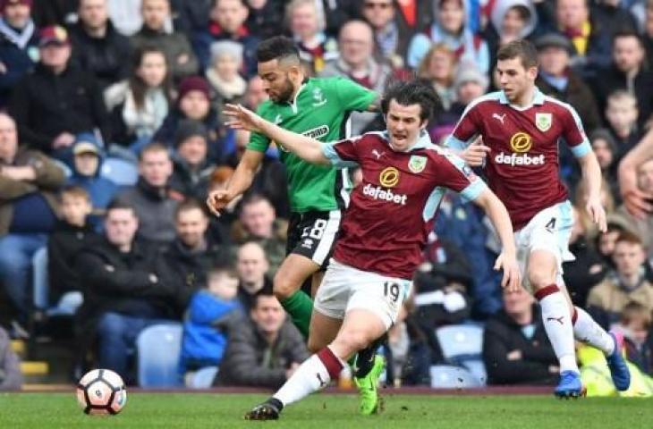 Joey Barton saat bermain untuk Burnley. (ANTHONY DEVLIN / AFP)