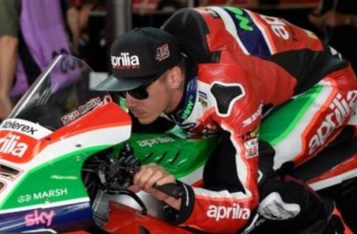 Pebalap Aprilia, Scott Redding, berada di atas motornya saat sesi latihan bebas MotoGP Catalunya, Barcelona, Jumat (15/6/2018). [AFP/Lluis Gene]