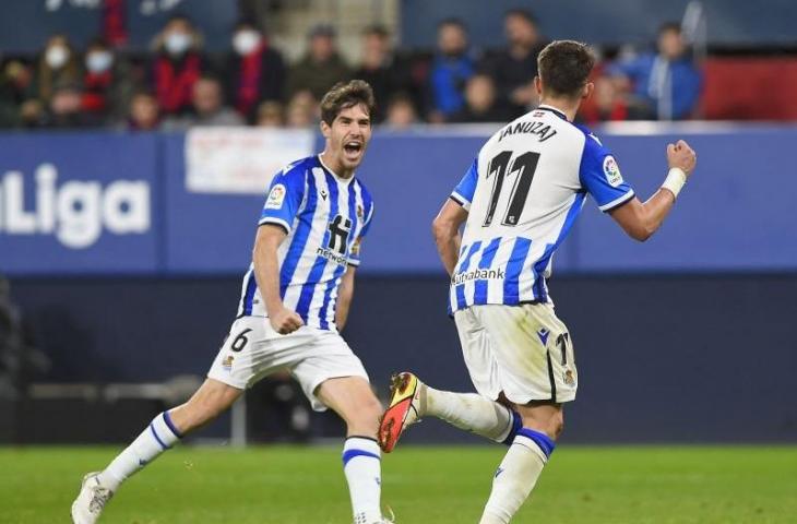 Pemain Real Sociedad Adnan Januzaj (kanan) melakukan selebrasi dengan rekan setimnya Aritz Elustondo setelah mencetak gol kedua dalam pertandingan Liga Spanyol lawan Osasuna pada 8 November 2021. ANTARA/AFP/ANDER GILLENEA