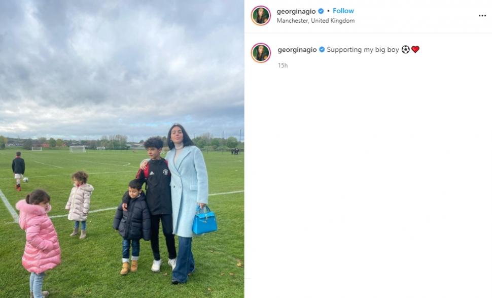 Georgina Rodriguez dukung Cristiano Jr berlaga di akademi MU. (Instagram/georginagio)