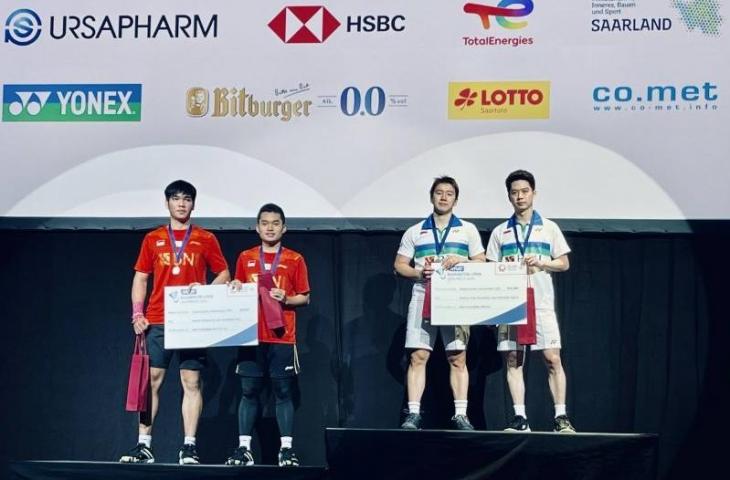 Ganda putra juara Hylo Open 2021 Marcus Fernaldi Gideon/Kevin Sanjaya Sukamuljo (kanan) dan runner up Leo Rolly Carnando/Daniel Marthin (kiri) berpose di atas podium di Saarbrucken, Jerman, Minggu (7/11/2021). ANTARA/HO-PP PBSI