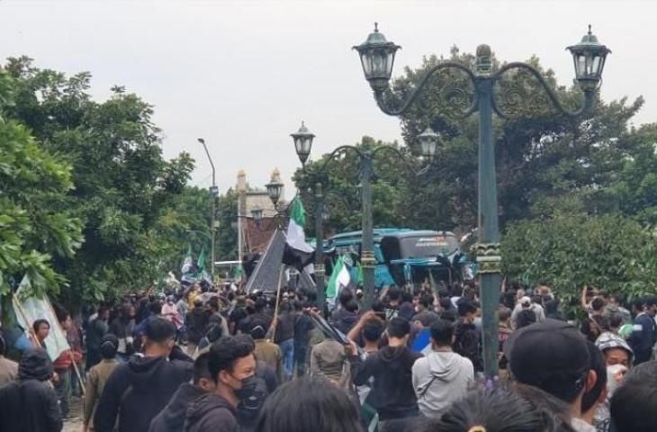 Suporter sambut kepulangan skuad PSS Sleman, Senin (8/11/2021). (SuaraJogja.id/Hiskia Wicaksana)