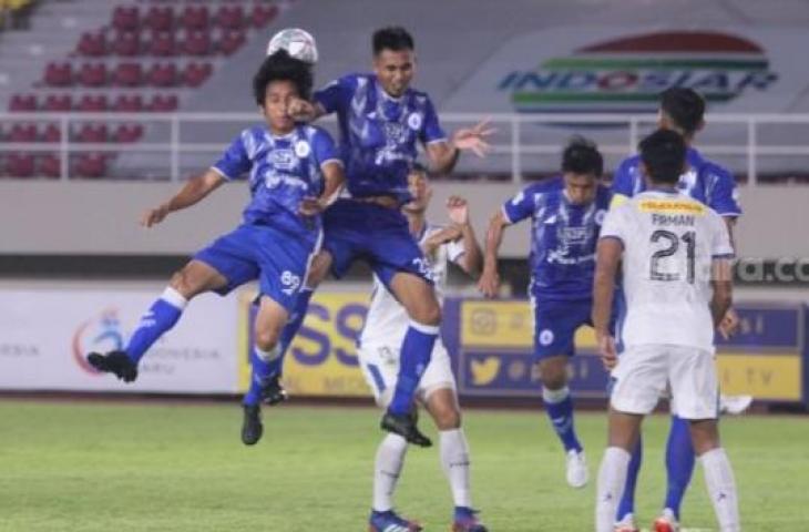 Pemain PSIM Yogyakarta dan PSCS Cilacap berduel dalam Liga 2 Grup C di Stadion Manahan, Solo, Minggu (26/9/2021). [Suara.com/Ronald Seger Prabowo]