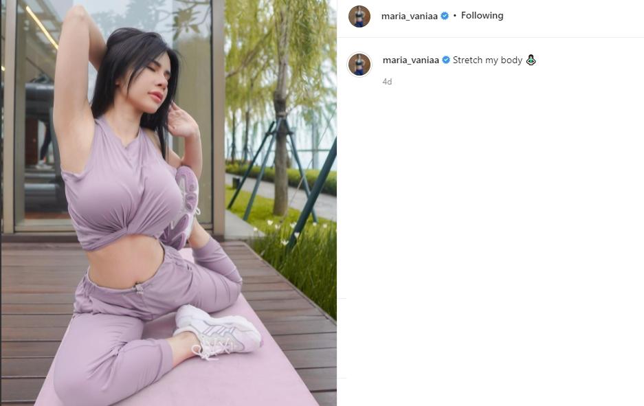 Maria Vania pose sedang yoga. (Instagram/maria_vaniaa)