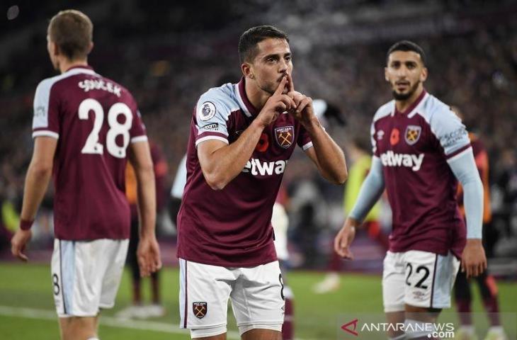 Gelandang serang West Ham United Pablo Fornals melakukan selebrasi seusai menjebol gawang Liverpool dalam lanjutan Liga Inggris di Stadion Olimpiade London, Inggris, Minggu (7/11/2021) waktu setempat. (ANTARA/REUTERS/Tony O'Brien)