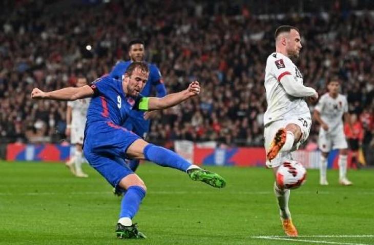 Aksi penyerang Timnas Inggris, Harry Kane saat bobol gawang Albania di Kualifikasi Piala Dunia 2022. (GLYN KIRK / AFP)