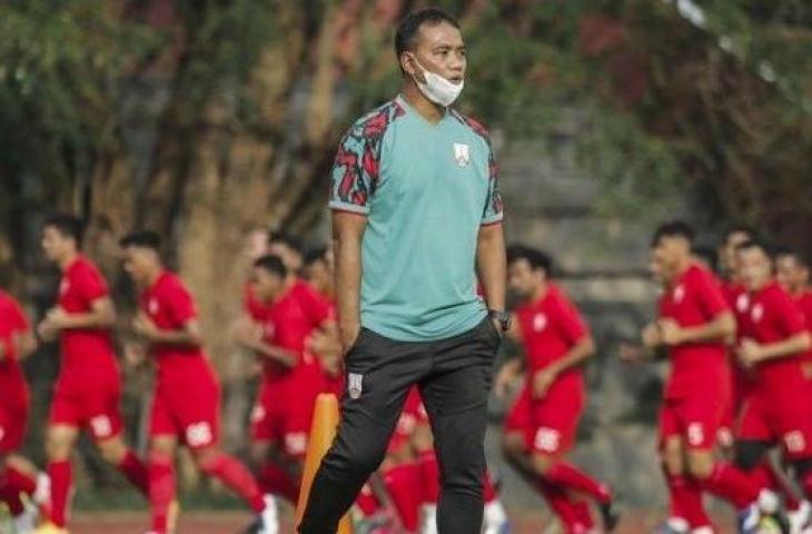 Eko Purdjianto saat mengawasi sesi latihan skuad Persis Solo. [Media Officer Persis Solo]