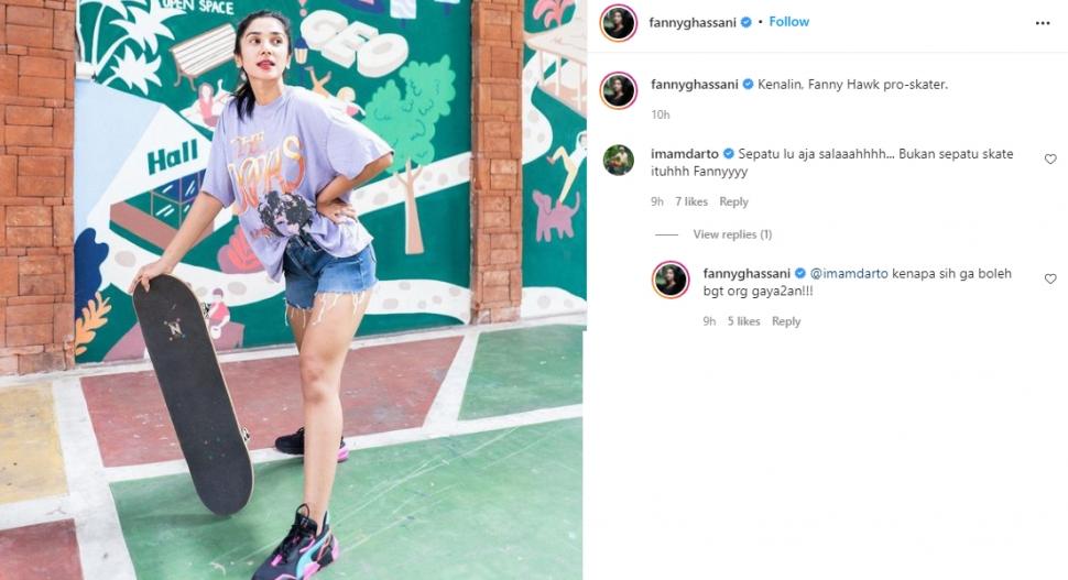 Fanny Ghassani pose dengan papan skateboard. (Instagram/fannyghassani)