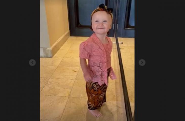 Vega, putri Viktor Axelsen pakai kebaya. (Instagram/@viktoraxelsen)