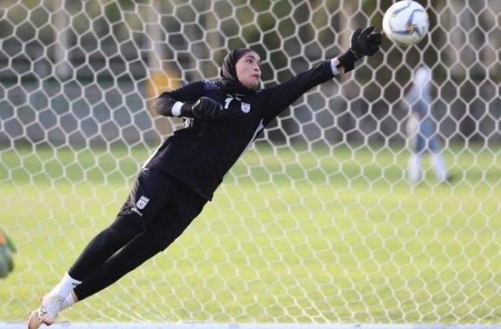 Kiper Timnas Putri Iran, Zohreh Koudaei. (Twitter/@Ramonahrad)