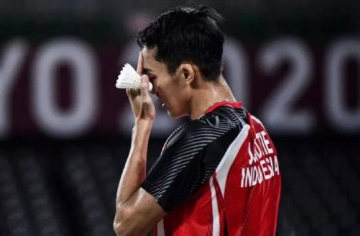 Pebulutangkis tunggal putra Indonesia Jonatan Christie mengusap dahinya usai kalah melawan tunggal putra China Shi Yuqi dalam babak 16 besar Olimpiade Tokyo 2020 di Musashino Forest Sport Plaza, Tokyo, Jepang, Kamis (29/7/2021). (ANTARA FOTO/Sigid Kurniawan/foc)