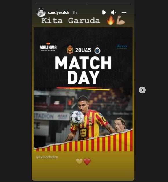 Sandy Walsh tulis 'Kita Garuda' di poster pertandingan KV Mechelen. (Instagram/sandywalsh)