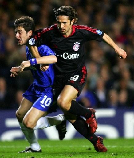 Bixente Lizarazu saat berduel dengan Joe Cole di laga Bayern Munich vs Chelsea di Liga Champions. (ADRIAN DENNIS / AFP)