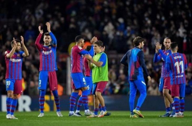 Para pemain Barcelona berselebrasi usai sukses meraih kemenangan atas Espanyol. (Pau Barrera/AFP)