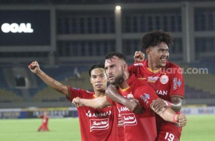 Penyerang Persija Jakarta, Marko Simic melakukan selebrasi dengan rekan-rekannya seusai membobol gawang Persib Bandung dalam laga pekan ke-12 BRI Liga 1 2021/2022 di Stadion Manahan, Solo, Sabtu (20/11/2021). [Suara.com/Ronald Seger Prabowo]