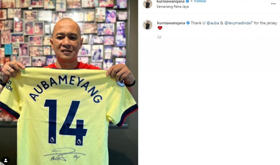 Kurniawan Dwi Yulianto pamer jersey dengan tanda tangan Pierre-Emerick Aubameyang. (Instagram/kurniawanqana)