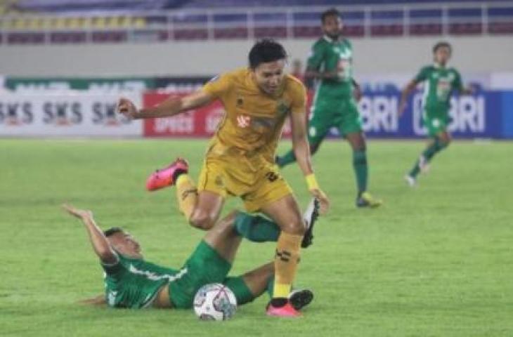 PSS Sleman vs Bhayangkara FC di laga lanjutan Liga 1, Selasa (22/11/2021). (Suara.com/Ronald Seger Prabowo)