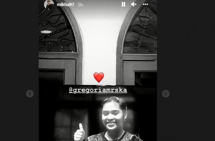 Reaksi Mikha Angelo usai Gregoria Mariska Tunjung tuntaskan babak pertama Indonesia Open 2021. (Instagram/@mikha97)